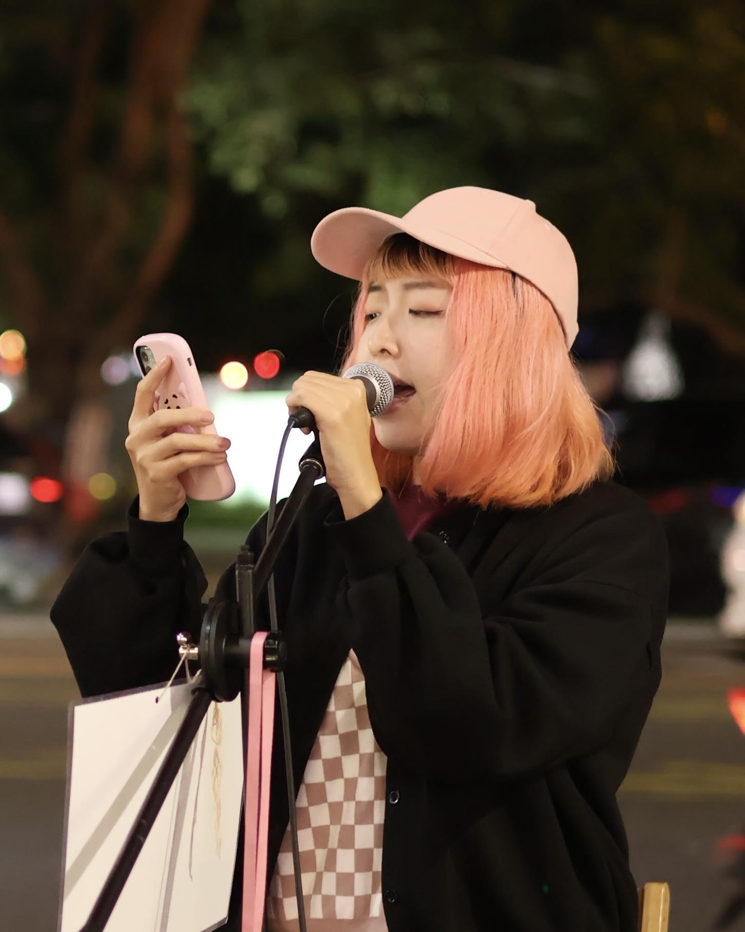 芃芃老師街頭演出側拍