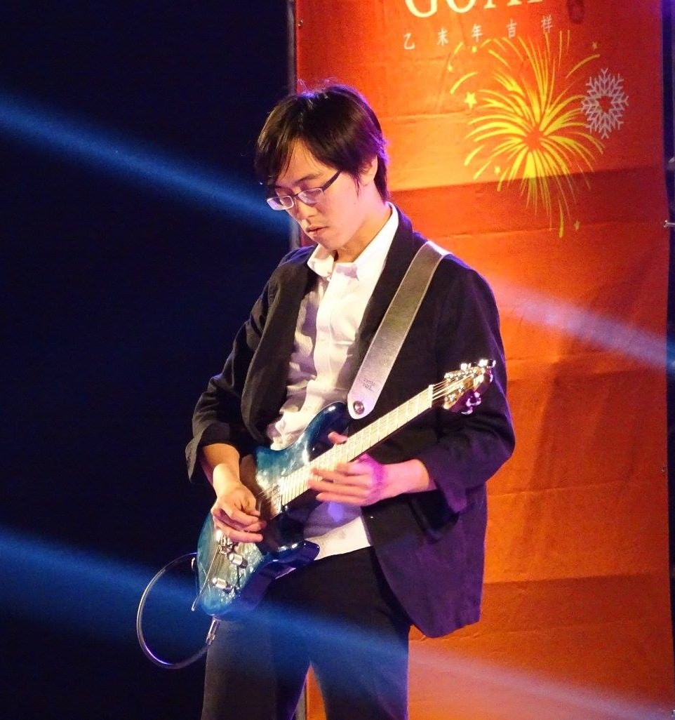 啟明老師演奏側拍