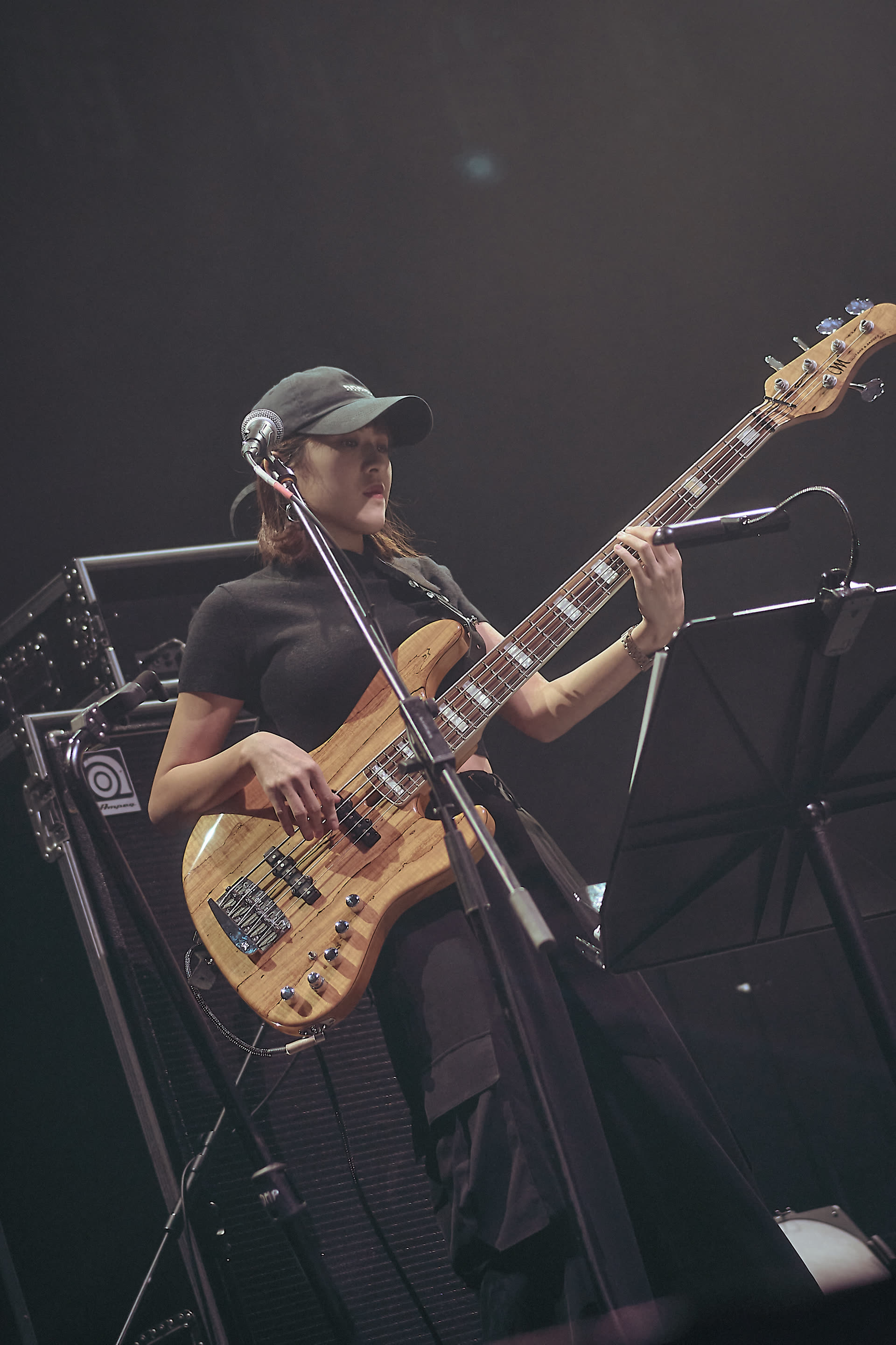 渣渣老師演唱會貝斯手側拍，戴帽演奏 Jazz Bass